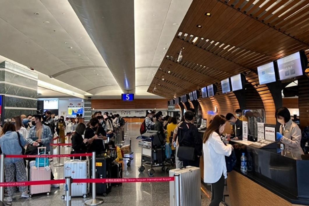 炸锅！中国留学生在美刷爆100万信用卡后逃回国！如今回旋镖来了