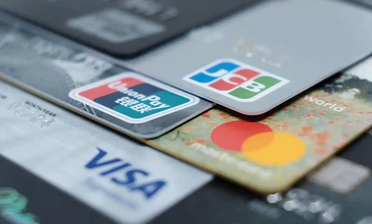 炸锅！中国留学生在美刷爆100万信用卡后逃回国！如今回旋镖来了