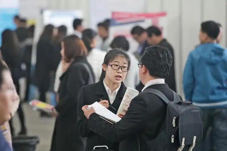 炸锅！中国留学生在美刷爆100万信用卡后逃回国！如今回旋镖来了