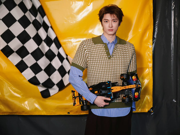 2025世界俱乐部杯-林一赛车手造型曝光，利落挺拔荷尔蒙拉满|电影感大片|发型|赛车服|大片|同学_新浪娱乐_新浪新闻